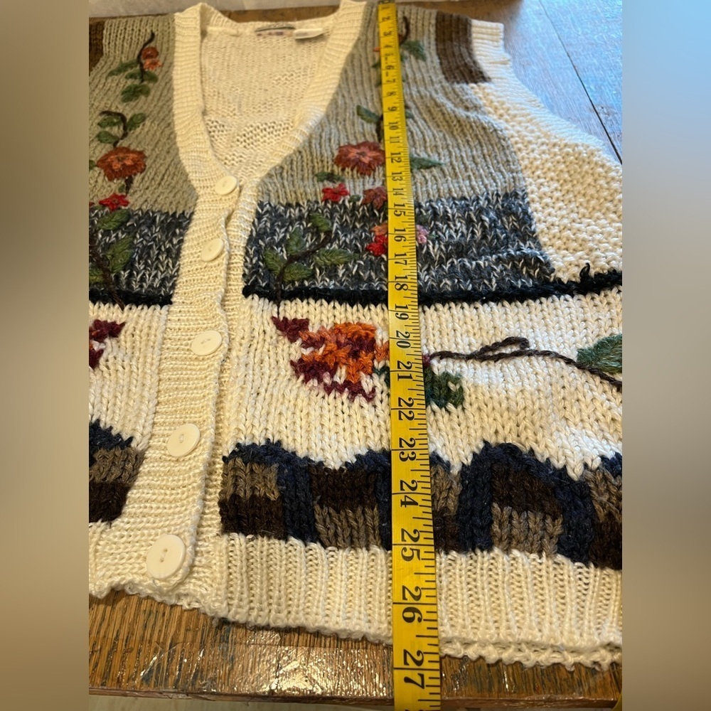 HAND-KNITTED FLORAL VEST – SIZE 24W (VINTAGE) - Picture 8 of 8